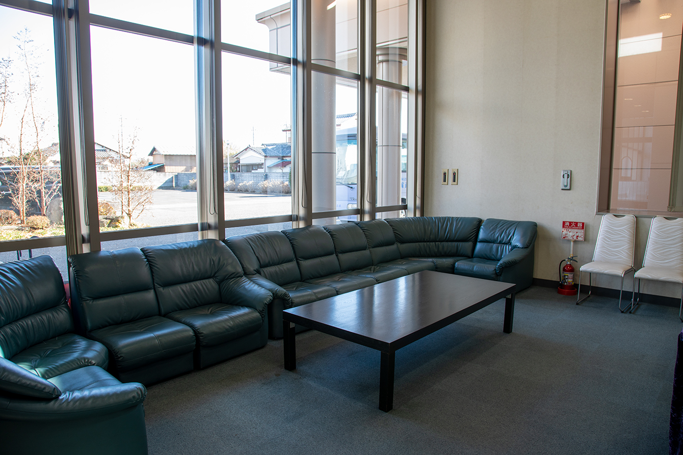 ゆったりとしたロビーソファーでおくつろぎ頂けます