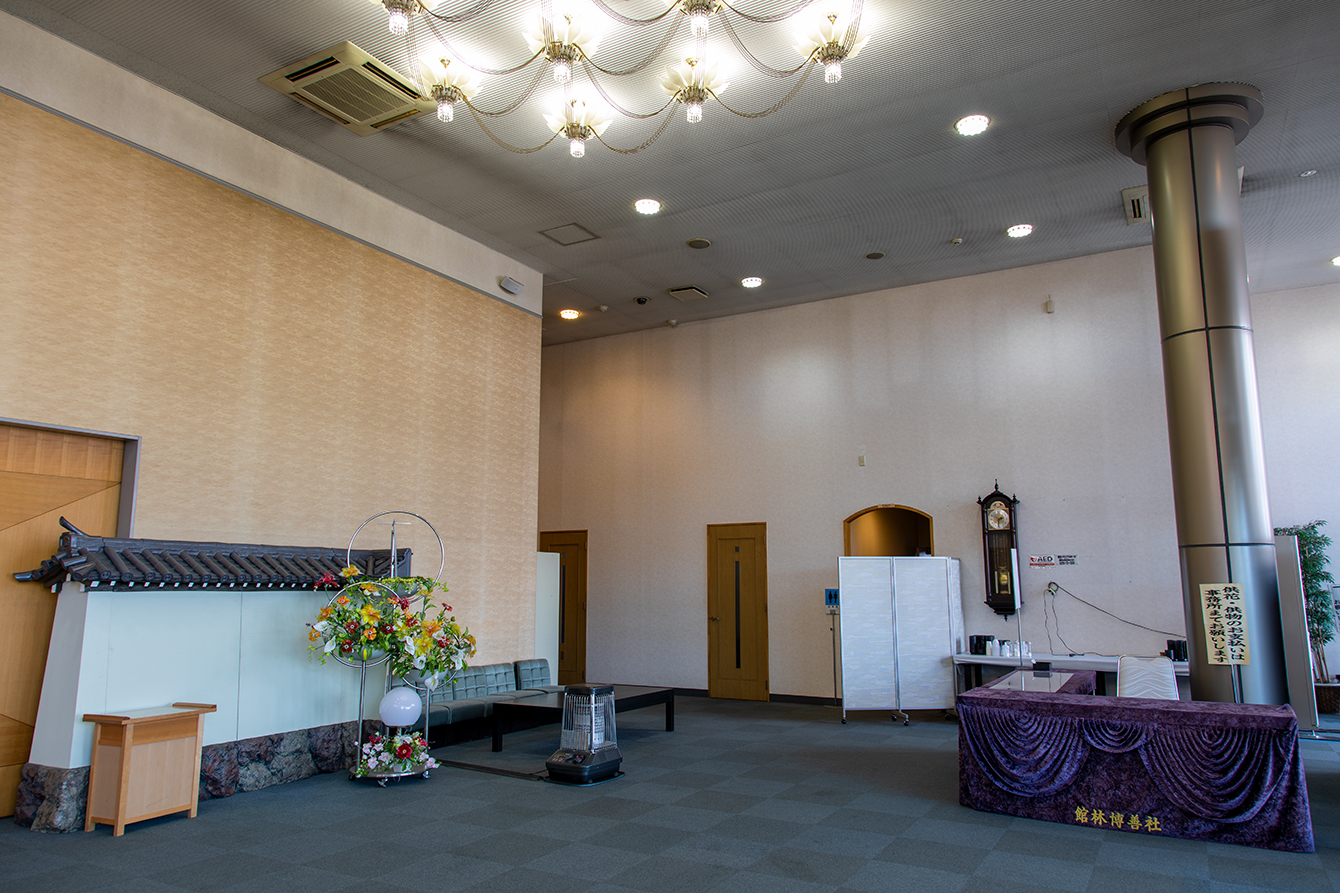 広いホールが皆様をお迎えします