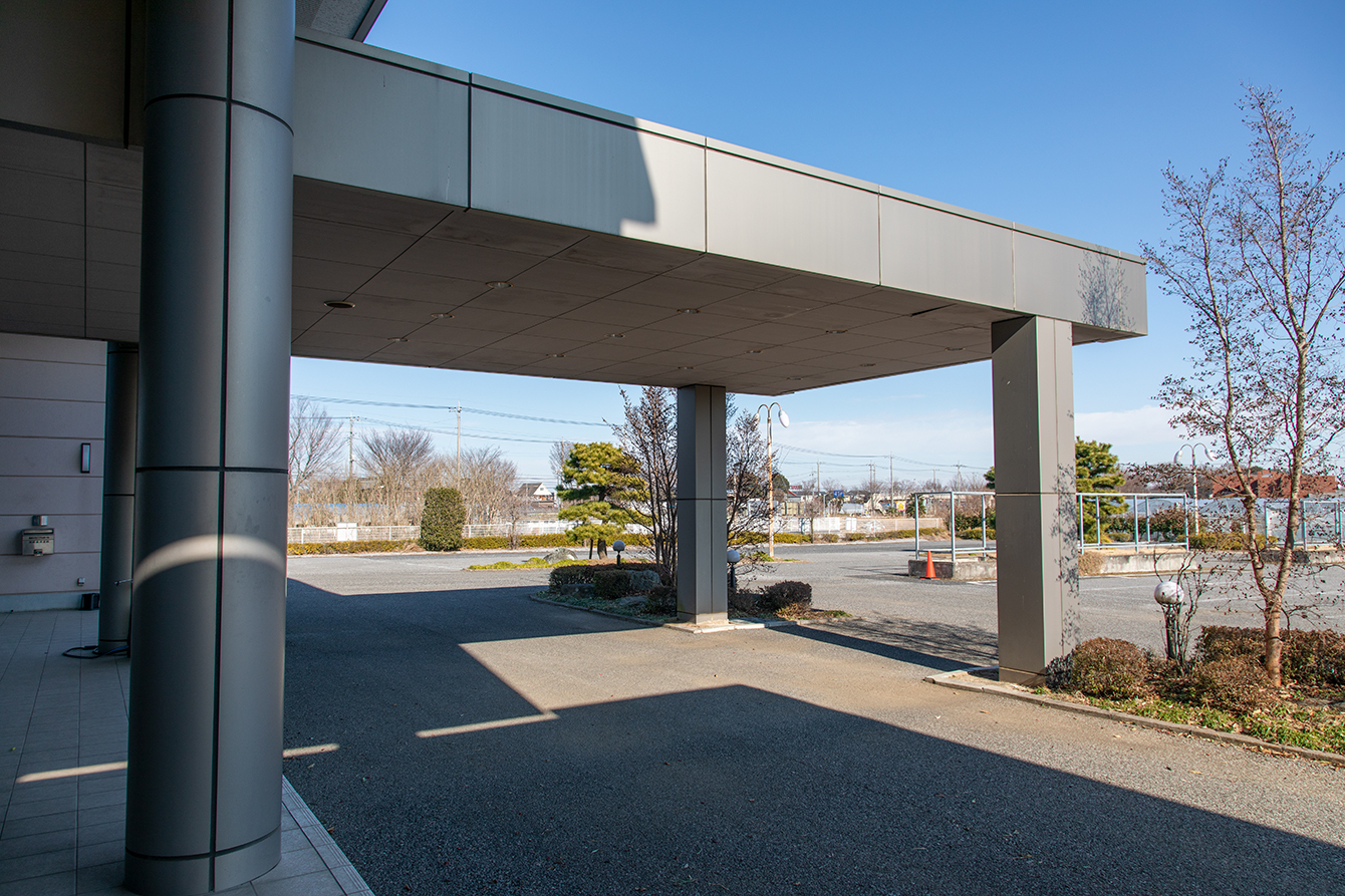 悪天候でも車寄せがあるので安心です