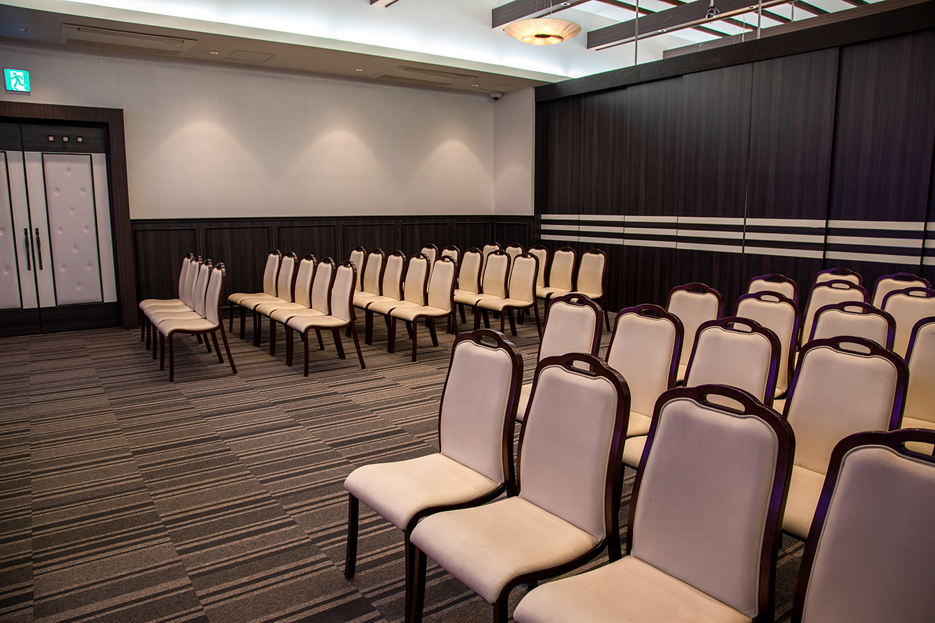 程よい座りごこちが参列者を迎えます